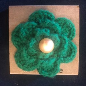 Kelly green knit flower pin